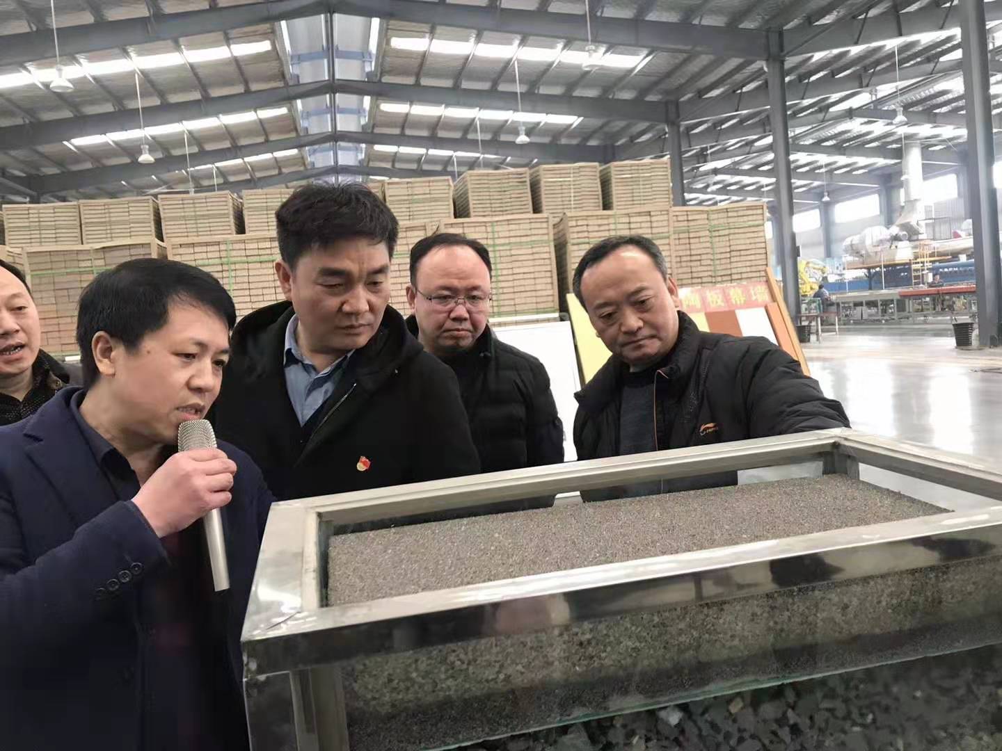 修武縣委常委，縣政府常務(wù)副縣長千懷貴眾光公司考察調(diào)研